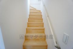 同仕様写真。小さなお子様やご高齢の方でも安心できる、手すり付き階段。段差も低めで設定されており、安全性にも優れています。