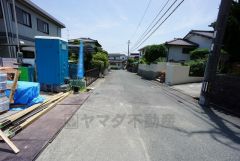 現地（2025年7月7日）撮影。住人以外の車の進入も少なく、小さなお子様を持つご家庭にも安心です。