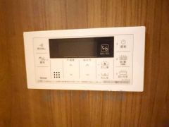 湯量・湯温の設定、そして保温までワンタッチのフルオートバス。便利な追い炊き機能付きです。