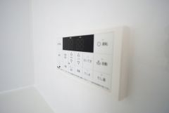 湯量・湯温の設定、そして保温までワンタッチのフルオートバス。便利な追い炊き機能付きです。
