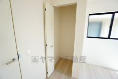 2階の廊下にも収納を確保。各居室に入りきれなかった荷物や、2階で使用する日用品のストック置き場に便利です。