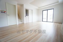 大きな掃き出し窓のあるリビングは、陽光あふれる明るい空間です。ゆったりと寛げる憩いの場となりそうです。