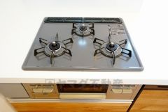 同時にたくさんの料理が調理できる3口コンロ。長時間熱を通しておきたい煮込み料理を作りながら、炒め物など同時進行で進められます。