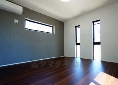 同仕様写真。2面採光を確保した明るい室内は、風通しも良く、大変居心地の良い空間となっております。爽やかな風を感じて起きる朝は、快適生活の始まりに。