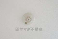 火災による煙や熱を感知して、警報音やブザー等で火災の発生を知らせてくれる火災警報器。