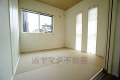 リビング横の和室は、思い切りお子様が遊べるキッズスペースに。柔らかい畳の上なら、お子様が転んでも怪我をしにくく安心です。