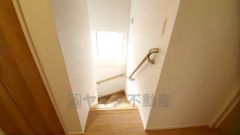 小さなお子様やご高齢の方でも安心できる、手すり付き階段。段差も低めで設定されており、安全性にも優れています。