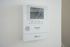 防犯性、セキュリティ対策に安心できるテレビモニター付きインターフォンです。セールスマン対策にもなり安心できます。