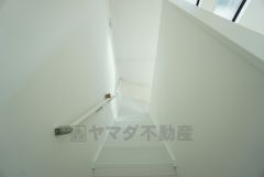 小さなお子様やご高齢の方でも安心できる、手すり付き階段。段差も低めで設定されており、安全性にも優れています。