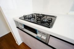 複数の調理を一度に行うことができる3口コンロ。効率よくお料理が出来ます。毎日のお料理も楽しくなりますね＾＾