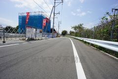 現地（2025年4月17日）撮影。前面道路は広く、車同士がすれ違うスペースが十分にあります。落ち着いた住宅地内で快適な生活を実現してみませんか＾＾