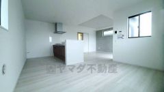 リビングは広々とした設計で、家族が集い、寛ぐ暮らしの空間を演出しています。思い思いの時間を過ごしたり、家族みんなで食事をしたり、素敵な団らんの場になりますね。