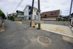 現地（2025年6月6日）撮影。住人以外の車の進入も少なく、小さなお子様を持つご家庭にも安心です。