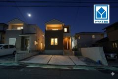 夜の外観イメージです。忙しい朝、遅い帰宅時にも嬉しい三苫駅まで徒歩8分。スーパーやコンビニなども近く周辺環境充実。快適でゆとりのある生活空間で新生活を始めましょう^^