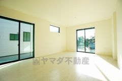 大きな窓のあるリビングは、陽光あふれる明るい空間です。居心地良く、ご家族皆がゆったり寛げる憩いの空間となりそうです。