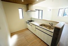 収納も、作業スペースも広々と設けられた使いやすいシステムキッチンです＾＾カウンタ ーキッチンなので、ご家族と会話をしながら楽しくお料理ができます＾＾