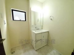 三面鏡つき洗面台。鏡裏にたっぷりとした収納スペースがあります。鏡を閉めてしまえば小物は見えないため、スッキリとした印象の洗面台にできます。