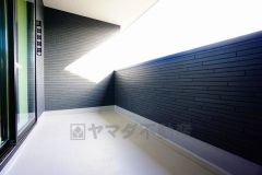 陽当たりの良いバルコニーです。お洗濯やお布団干しはもちろん、日光浴スペースにも。足元は防水工事施工済です。