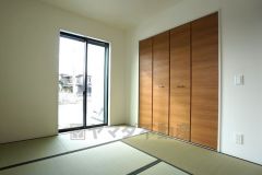 同仕様写真。リビングからの続き間として和室をご用意しました。普段はリビングとつなげて開放的なスペースとして、来客時には客間としてお使いいただけます。