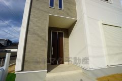 家の顔となる玄関扉がかっこいいと、たくさんの人を招き入れたくなりますね＾＾奥まって設置されており、雨にも濡れにくくなっています。