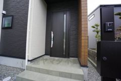 家の顔となる玄関扉がかっこいいと、たくさんの人を招き入れたくなりますね＾＾奥まって設置されており、雨にも濡れにくくなっています。