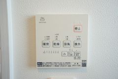 雨の日の洗濯も安心できる浴室暖房乾燥機付き浴室。リモコンで操作もボタン1つで簡単。