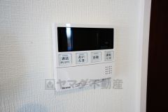 キッチン横からお湯張り、追い炊き、足し湯がボタン一つで楽々操作できる給湯機リモコンです。忙しい夕飯の準備の時間帯に重宝しますね。