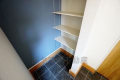 同仕様写真。ベビーカーや泥のついたおもちゃをしまうのに便利なスペースです。玄関周りをスッキリさせることが出来ます＾＾