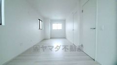 暖かい日差しが差し込む洋室。たっぷり収納できるクローゼット付きでお部屋の中をすっきりと快適に保てます。