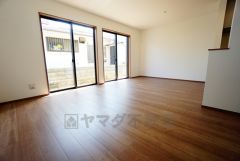 大きな掃き出し窓のあるリビングは、陽光あふれる明るい空間です。ゆったりと寛げる憩いの場となりそうです。