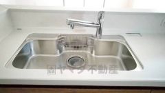 広々とした凸型シンクに洗剤ポケットを標準装備。大きなお鍋など洗いやすいです。