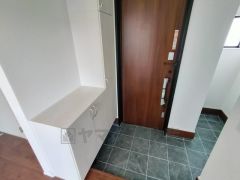 たっぷり収納できるシューズボックスです。家族全員の靴がきれいに整頓できます。棚の上にお花や写真を飾っても良いですね。