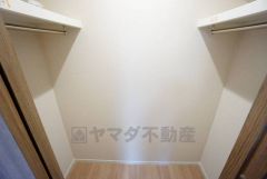 収納力豊富なウォークインクローゼット。洋服や小物などを1箇所にまとめて美しい収納を実現します。スーツケースのような大型の荷物も置けます＾＾