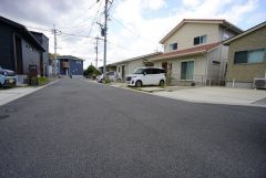 車の通り抜けができないので、小さな子供も安心して遊ばせることができます。