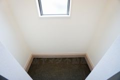 同仕様写真。ベビーカーや泥のついたおもちゃをしまうのに便利なスペースです。玄関周りをスッキリさせることが出来ます＾＾