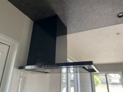 お手入れが簡単なスリム型レンジフードです。調理により発生する油煙や臭いを吸い込み、屋外へ排気してくれます。