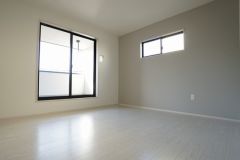 同仕様写真。寛ぎの時間を紡ぎだす主寝室は、大型ベッドを置いても余裕の広さを確保しています。