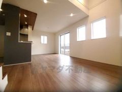 リビングは広々とした設計で、家族が集い、寛ぐ暮らしの空間を演出しています。思い思いの時間を過ごしたり、家族みんなで食事をしたり、素敵な団らんの場になりますね。