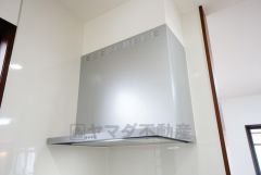 お手入れが簡単なスリム型レンジフードです。調理により発生する油煙や臭いを吸い込み、屋外へ排気してくれます。