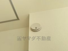 火災発生をいち早く知らせてくれる火災報知器は標準装備です。