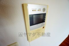 オートロックとモニター付きインターホン装備で女性やお子様も安心。充実のセキュリティで暮らしをサポートします。