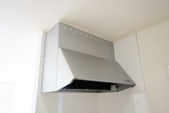 コンロ上には換気扇完備＾＾すぐ横に小窓が設けられているので、換気扇と合わせてWで換気できます＾＾