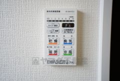雨の日の洗濯も安心できる浴室暖房乾燥機付き浴室。リモコンで操作もボタン1つで簡単。