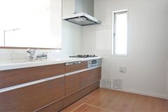 同仕様写真。対面式カウンターキッチンからはお子様の様子が見守れます。ダイニングへの配膳や調理の時便利なカウンター付き。