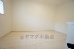 使用頻度の少ない荷物の収納にも便利なロフト。窓付きの明るい空間になっています。