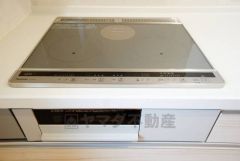 汚れてもサッとふける、お手入れのしやすいIHクッキングヒーター。オール電化なので経済的です。