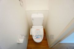 温水洗浄機付トイレです。節水機能もあるので、安心して使えますね。もちろん、1階2階の2ヶ所にトイレがあるので、忙しい朝にもゆとりができますね。