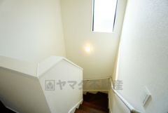 小さなお子様やご高齢の方でも安心できる、手すり付き階段。段差も低めで設定されており、安全性にも優れています。