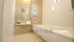 1日の疲れを癒すくつろぎのバスルーム。足を伸ばしてもゆったりと入れるサイズです。お子様と一緒にお風呂に入っても狭くないですね^^