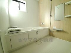 1日の疲れを癒すくつろぎのバスルーム。足を伸ばしてもゆったりと入れるサイズです。お子様と一緒にお風呂に入っても狭くないですね^^